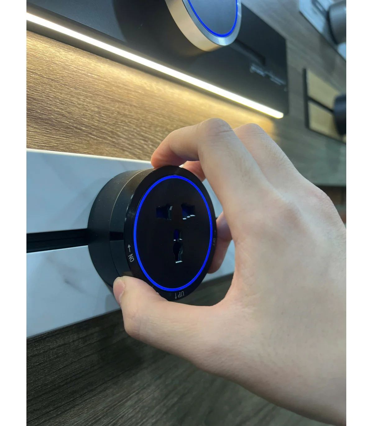 Ổ Cắm Đơn Eurob A0 Universal (Vỏ nhôm, Đen) I BH 2 Năm | ⓿❾❼❼❹❼❽❹❻❻ | METAKING