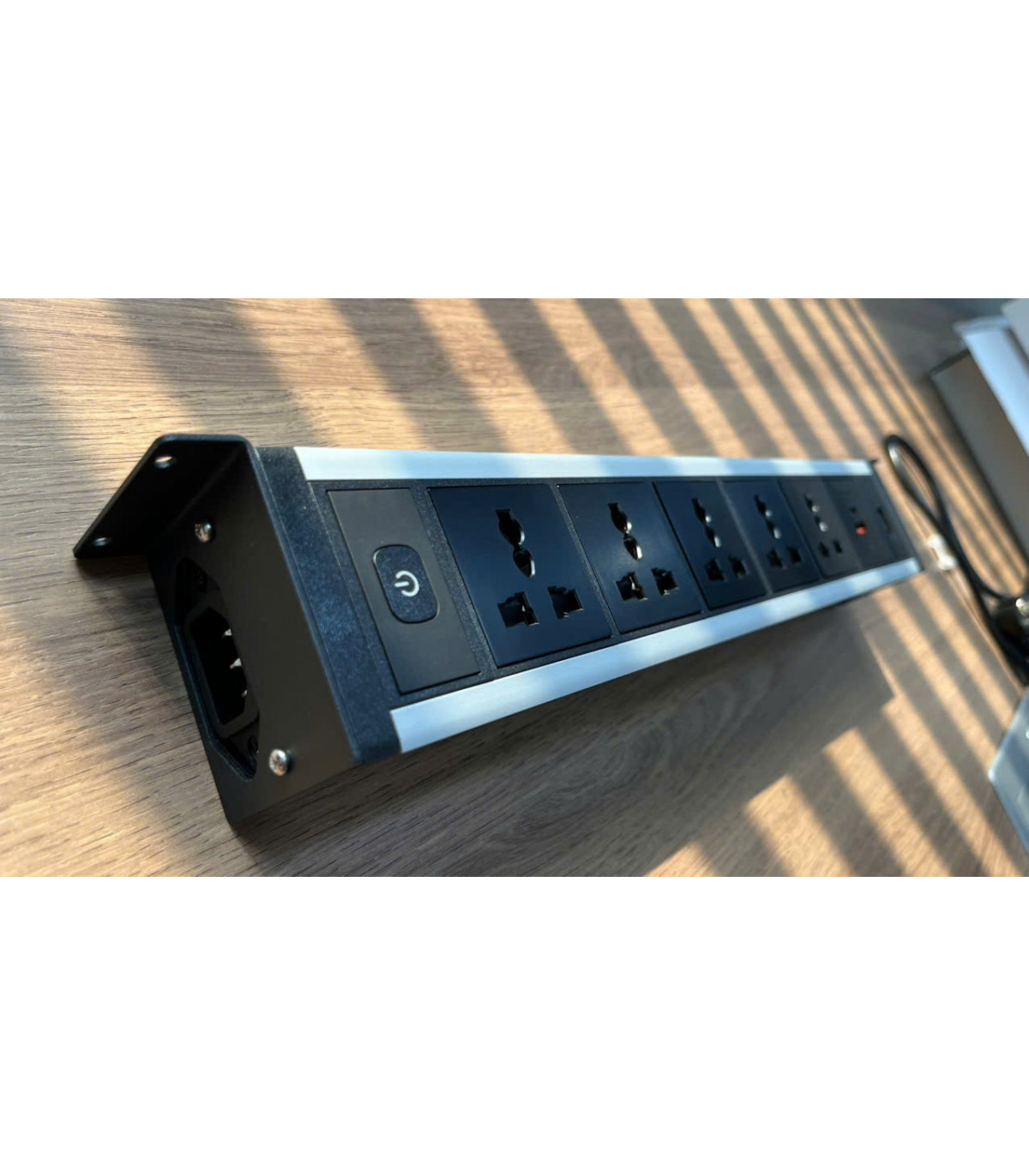 Ổ cắm điện lắp dưới bàn (hoặc trên tường) cao cấp Meta MK102UB | ⓿❾❼❼❹❼❽❹❻❻ | METAKING