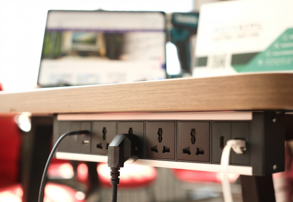 Ổ Cắm Điện Treo Dưới Bàn METAKING: Giải Pháp Gọn Gàng Cho Kết Nối và Tiện Lợi Cho Mọi Nhu Cầu